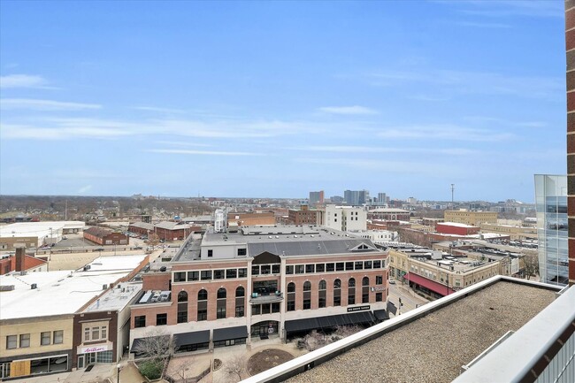 Building Photo - 3,400 SQFT CONDO IN DOWNTOWN CHAMPAIGN W/ ...