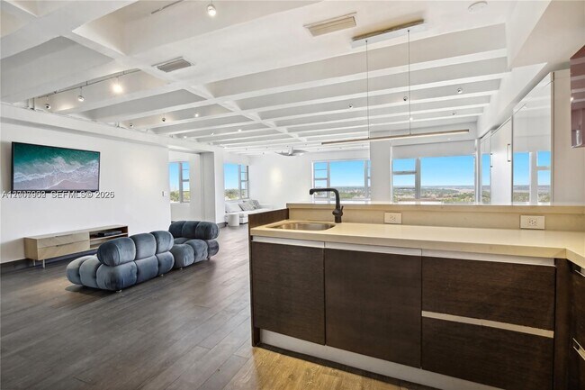 Building Photo - 5255 Collins Ave