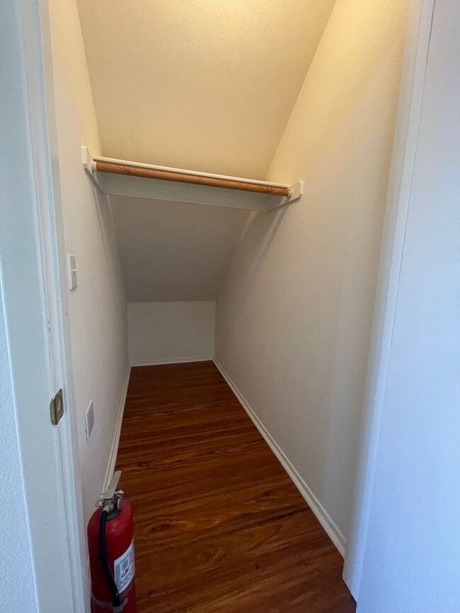 Building Photo - First Floor Condo Unit in Gated Community!
