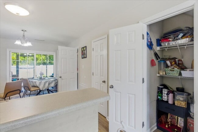 Building Photo - 2 Bed 2.5 Bath Townhome