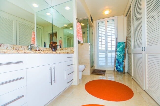 Building Photo - Breathtaking Ocean and Mountain View One Bedroom