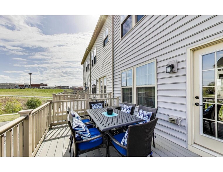 Deck located off kitchen - 5907 Duvel St