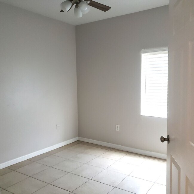 Building Photo - Villages Of Bloomingdale Condo