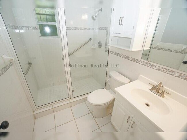 Building Photo - Central Tampa Gem Near UT- Modern Finishes & Prime Location