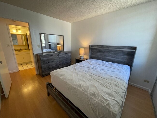 Building Photo - Gorgeous renovated high-floor apartment in great building.