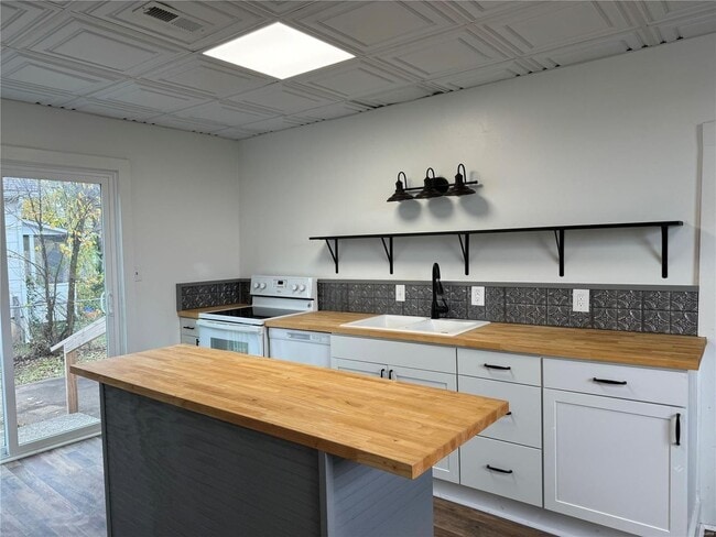 Building Photo - 3 Bed 2 Bath House For Rent