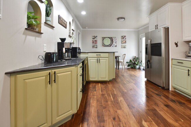 Building Photo - Pet Friendly Three Bedroom with Basement!