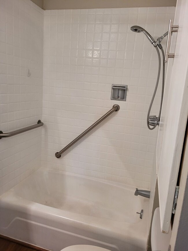 Building Photo - Quiet Makiki unit 1bd, 1bath, 1pkg covered...