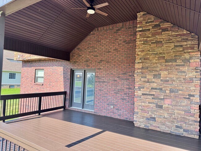 Building Photo - Beautiful Home Located in Farmington Subdivision. 3 Bedrooms, 3.5 baths, Bonus with Wet Bar!
