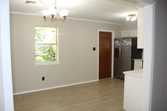 Building Photo - 1414 N Live Oak St