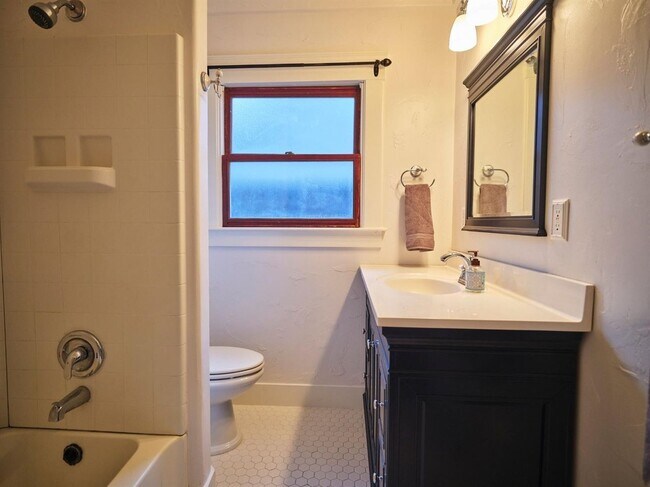 Building Photo - Charming 3 Bedroom in Historical Tower District