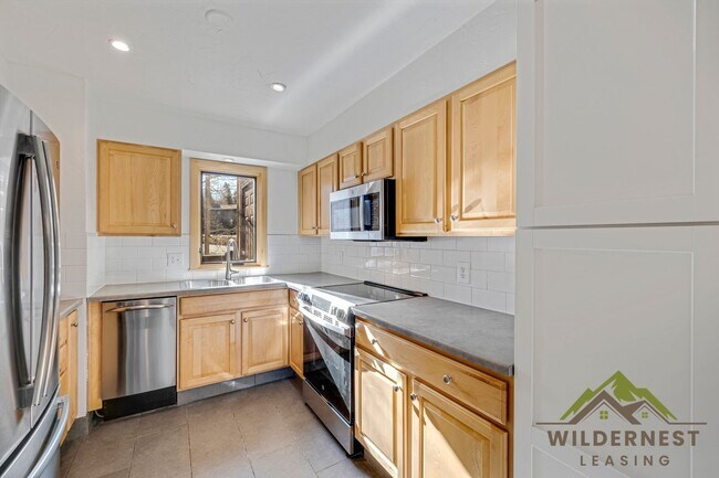 Building Photo - Fully Updated 3 Bedroom/ 3 Bath Peaceful C...