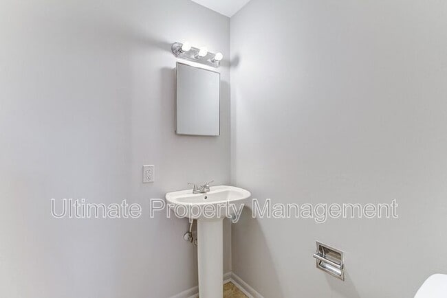 Building Photo - 402 Kingston Rd