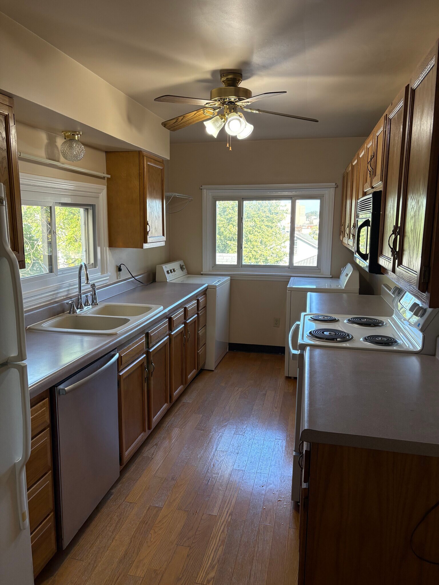Kitchen with new stove - 311 Oakland Ave