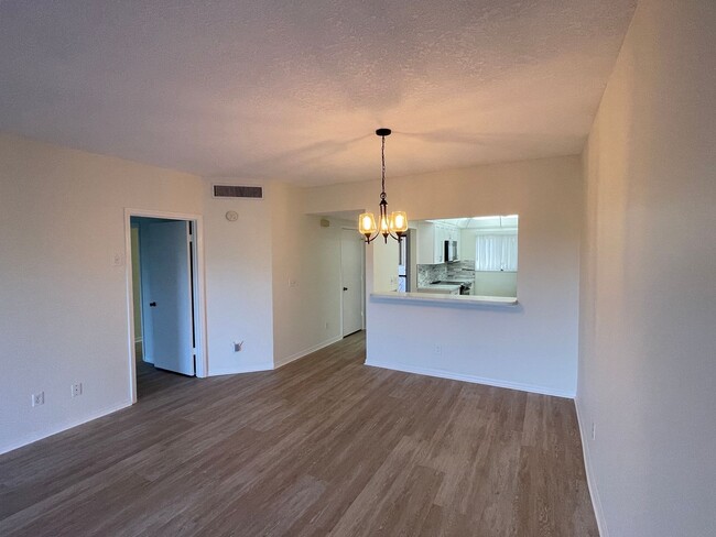 Building Photo - Unfurnished 2 BR 2 Bath Annual Rental in R...