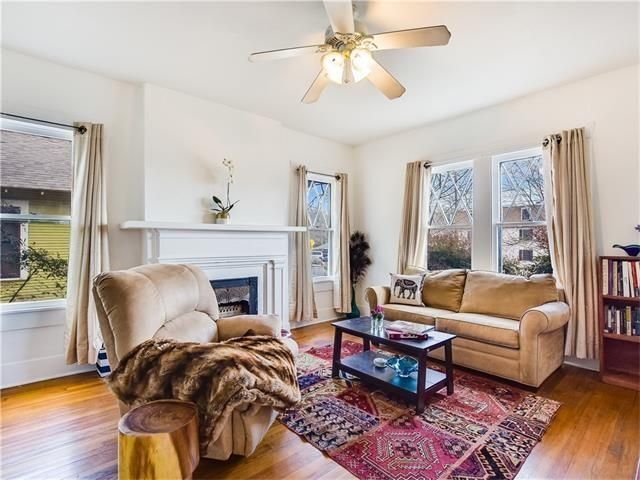 Bright Living Area with ceiling fan - 4302 Duval Street