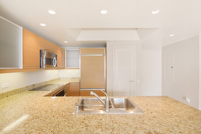 Building Photo - Turnberry Towers 2105W-Stunning City Views...