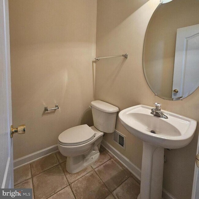 Building Photo - 725 Chevington Ct