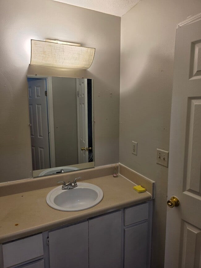 Building Photo - 3 Bedroom End Unit