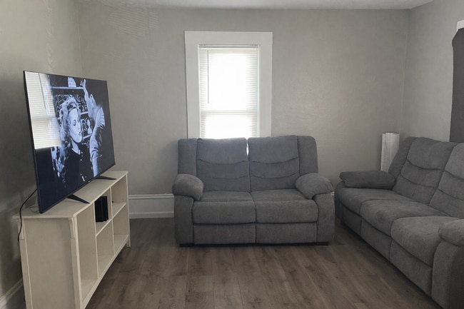 Building Photo - 15 S Grove St