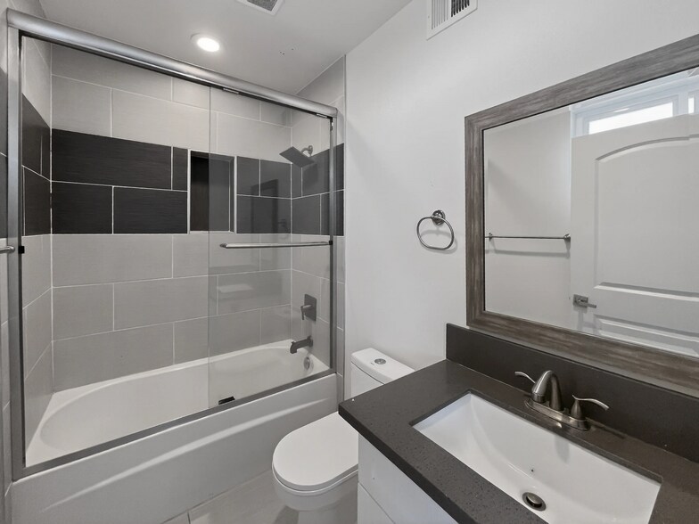 Building Photo - 1334 W 37th Pl