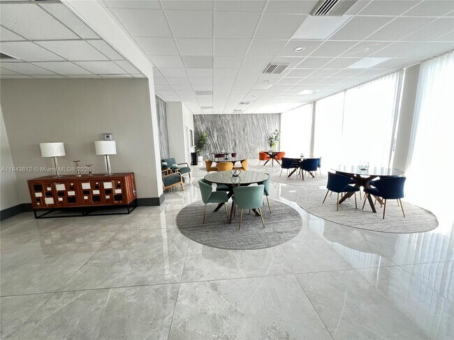Building Photo - 3140 S Ocean Dr