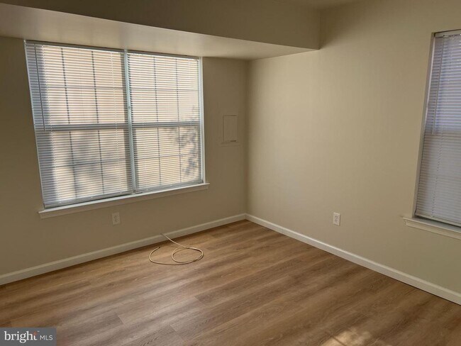 Building Photo - 83 W Laurel Ave