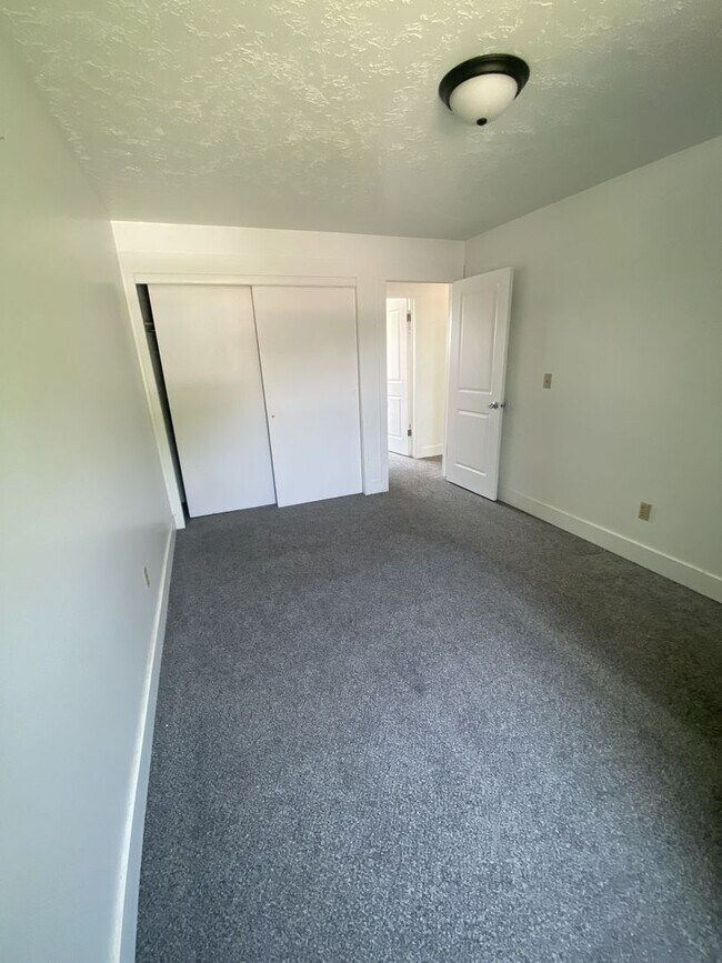 Building Photo - Candy-Coated Deal – 3 Weeks Free on 4 Bed,...