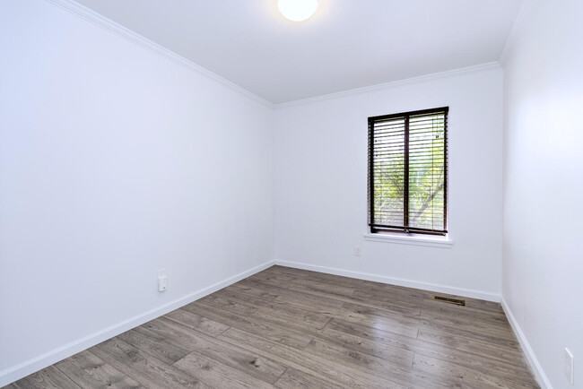 Building Photo - 725 Peninsula Ct