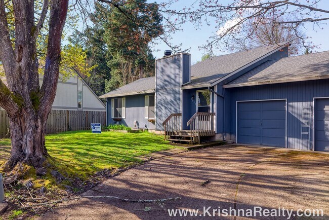 Building Photo - Charming 3 Bedroom | 2 Bathroom Duplex | Private Backyard | Near Washington Square Mall