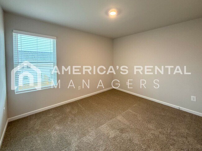 Building Photo - Escape to Lakeside Living in Lincoln! Available to View Now!!!