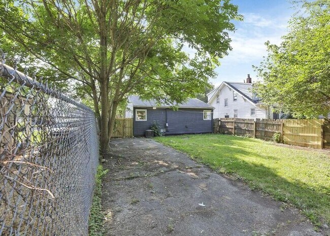 Building Photo - 2975 Howey Rd