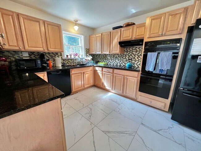 Building Photo - Update 4 Bed 2 Bath House in Old Town! Ava...