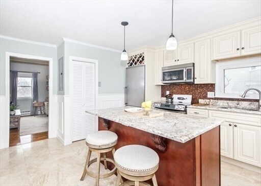 Building Photo - 370 Bunker Hill St