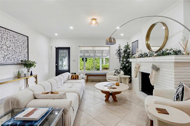 Building Photo - 818 NW 29th Ct