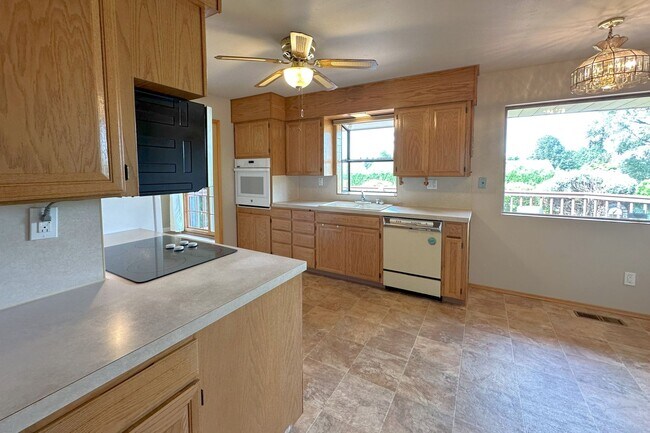Building Photo - 3 bd Rambler in View Ridge Neighborhood