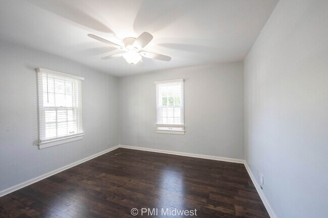 Building Photo - Charming 2 Bed, 1 Bath Duplex with House-L...