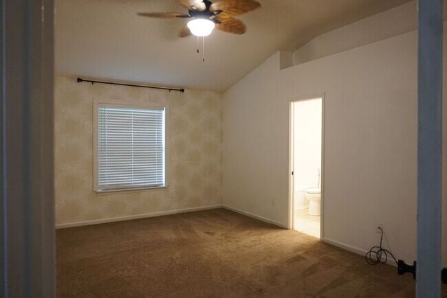 Building Photo - 3 Bedroom 2 Bathroom home with Garage Near Oakleaf