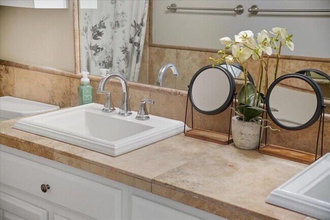 Building Photo - 1909 E Coral Tree Dr