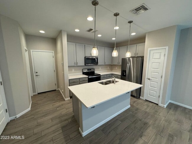 Building Photo - Newer townhome for rent in Tempe!