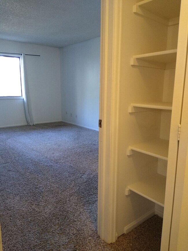 Building Photo - Awesome 2 Bedroom 2 Bath Condo w/ Garage P...