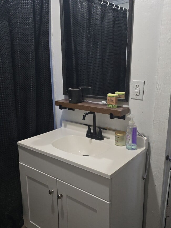 Building Photo - 2 bed 1 bath - Welcome to 409 Campbell Street