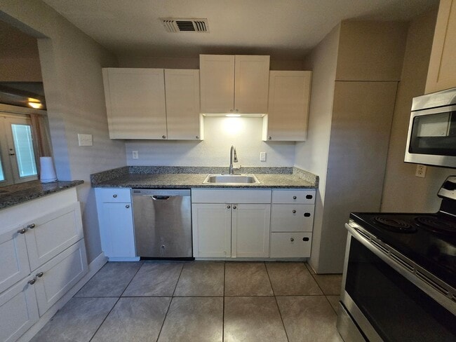 Building Photo - Cute 2 Story Home