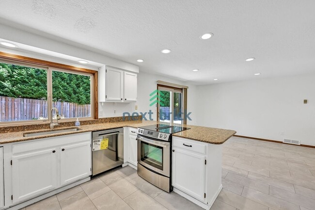 Building Photo - 3 BED & 2.5 BATH SINGLE FAMILY HOUSE FOR RENT