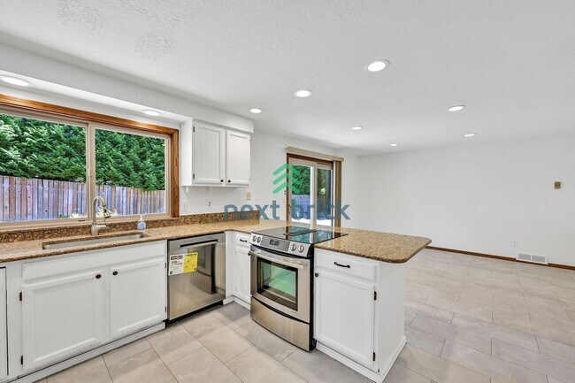 Building Photo - 4 BED & 2.5 BATH SINGLE FAMILY HOUSE FOR RENT