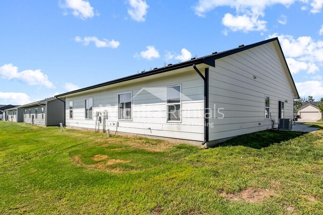 Building Photo - Move-In Ready Duplex in Bel Aire!