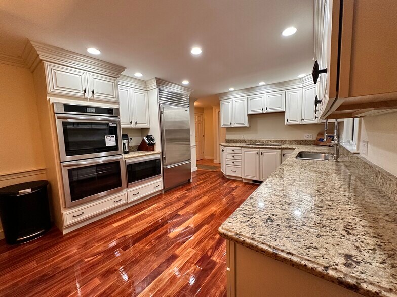 Kitchen - 53 Edinboro St