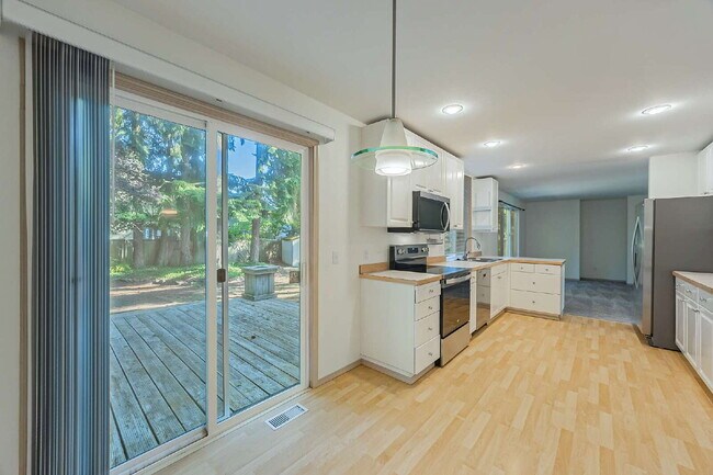 Building Photo - **NO SHOWINGS AT THIS TIME. WE HAVE A PEND...
