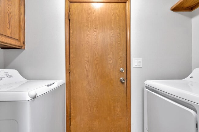 Building Photo - Beatifully Updated East Fay Home! Must See!