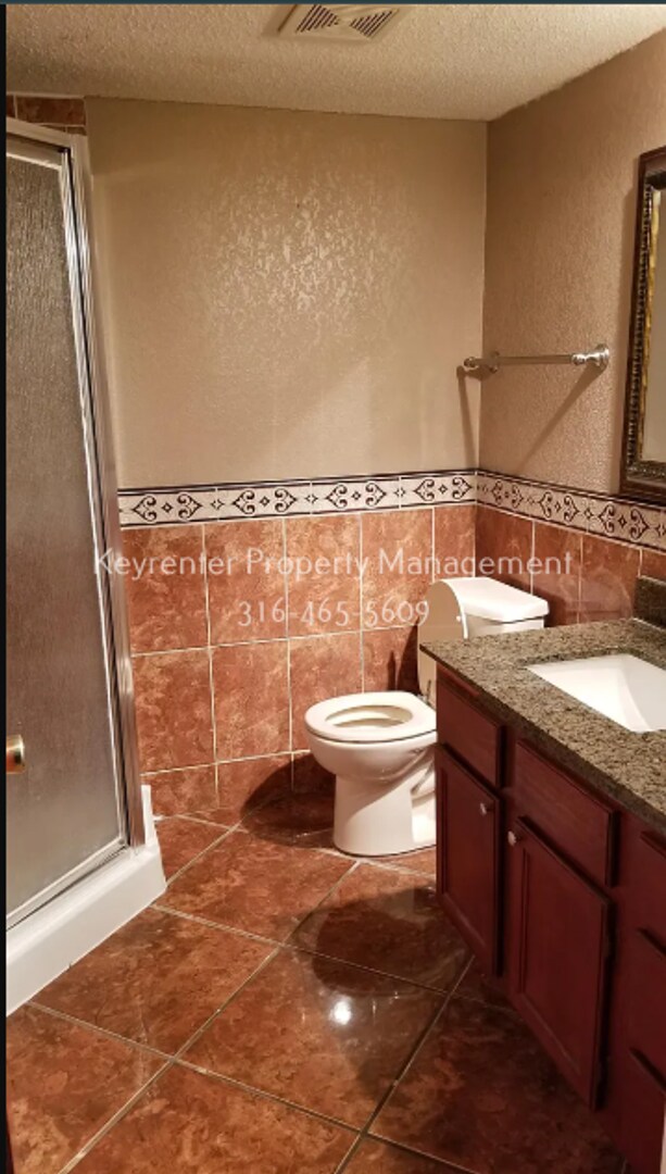 Building Photo - Spacious 4 Bedroom 2 Bathroom House